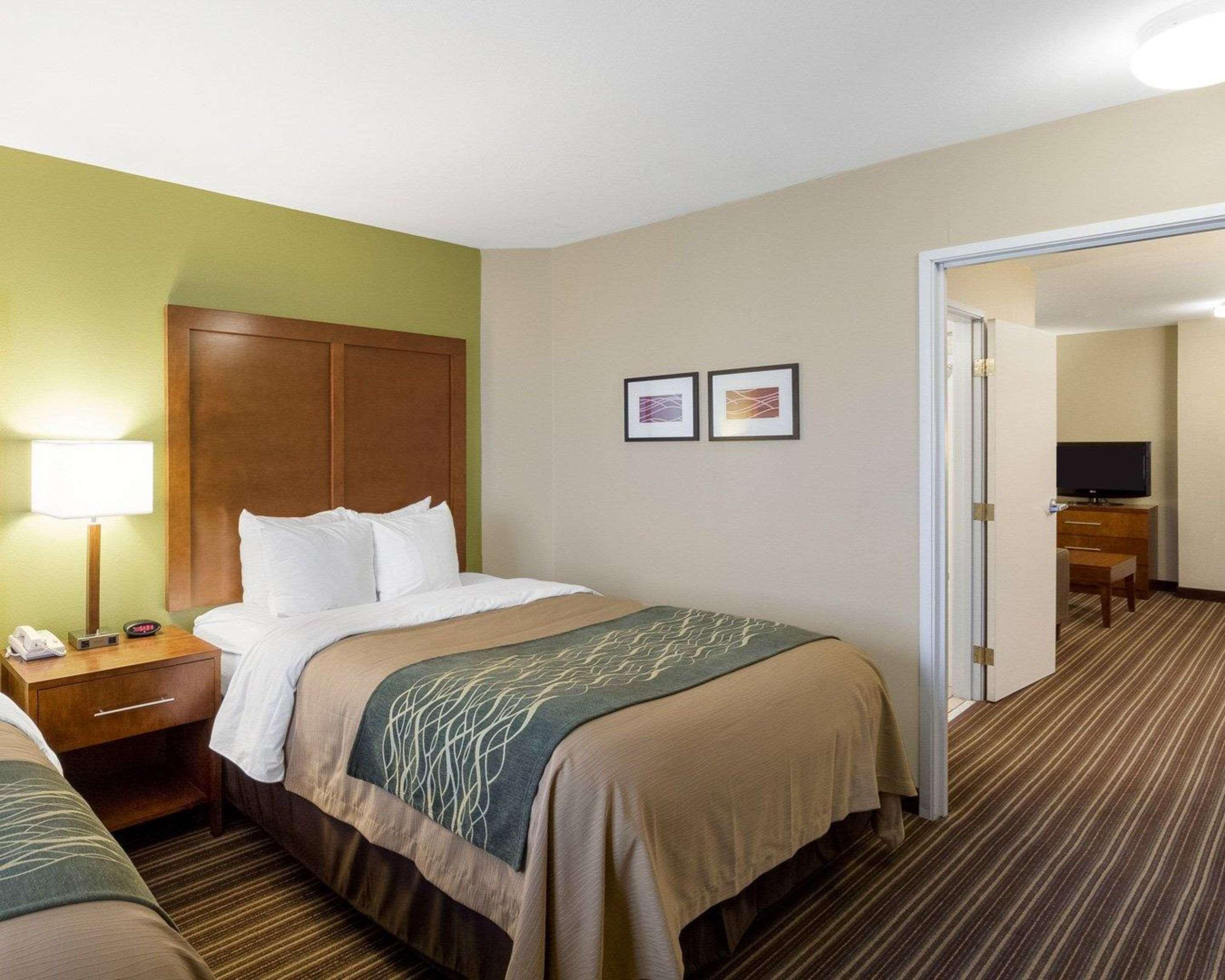 Comfort Inn & Suites Fayetteville-University Area Exterior photo