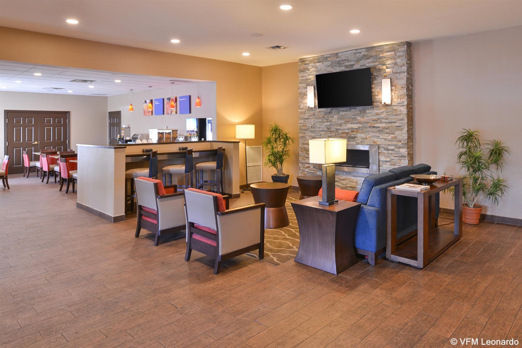 Comfort Inn & Suites Fayetteville-University Area Exterior photo