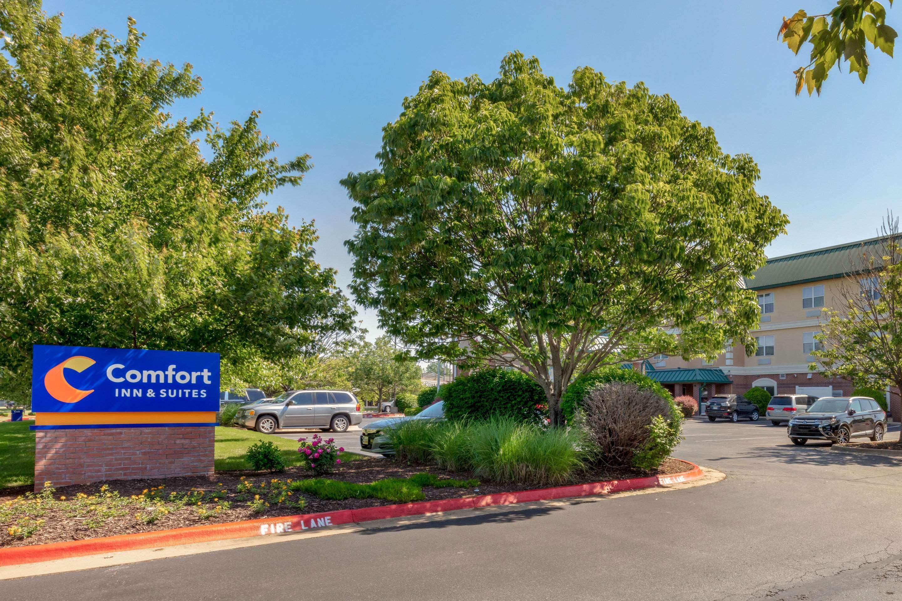 Comfort Inn & Suites Fayetteville-University Area Exterior photo